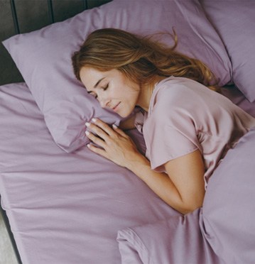 Woman sleeping peacefully thanks to sleep apnea treatment