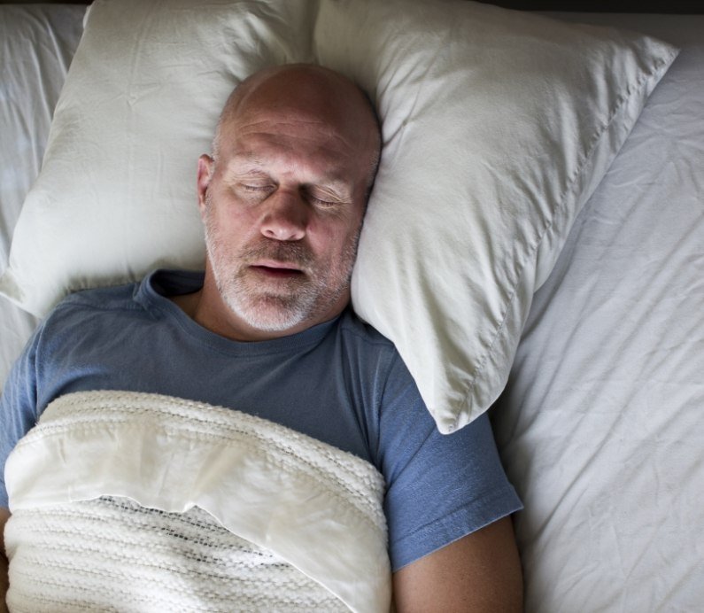 Man sleeping soundly thanks to sleep apnea treatment